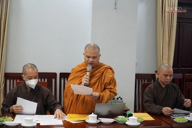 Thượng tọa Thích Giác Hoàng, Phó Tổng Thư ký kiêm Chánh Văn phòng trình bày công tác chuẩn bị lễ khai giảng và thời gian nhập nội viện của các Tăng, Ni sinh trung tuyển khóa XVII