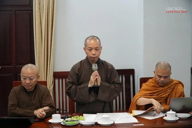 Thượng tọa Thích Quang Thạnh báo cáo công tác tuyển sinh