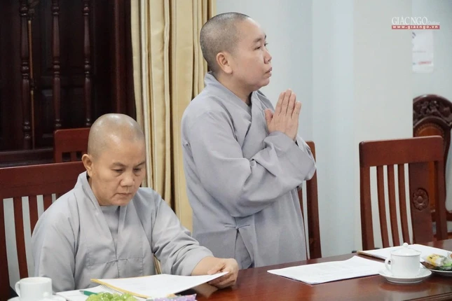Ni sư Thích nữ Như Nguyệt, Phó Viện trưởng, Trưởng ban Quản viện Ni báo cáo công tác đào tạo và vận hành thư viện thông minh cũng như chương trình từ thiện mùa Vu lan