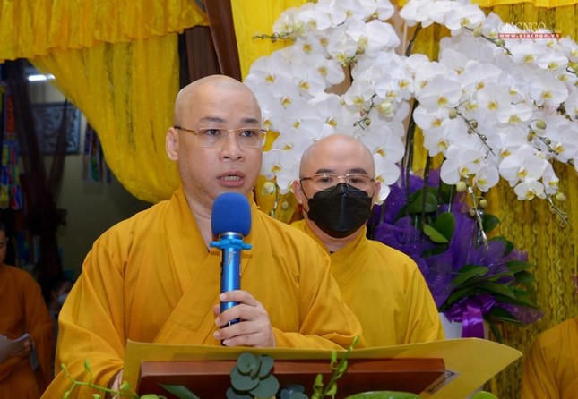 Thượng tọa Thích Minh Nhựt đọc điếu văn tưởng niệm của Phật giáo quận Phú Nhuận