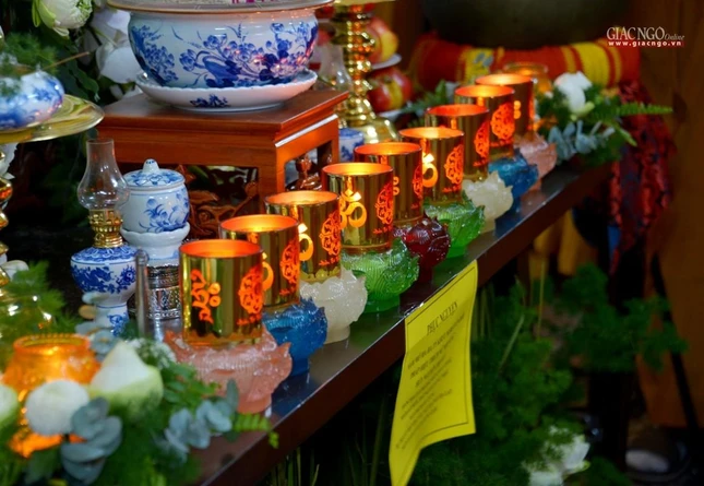 Đèn thiền leo lắt từ đây, hạc vàng vỗ cánh về tây xa rồi