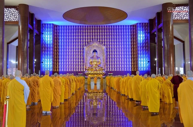 Trưởng lão Hòa thượng cùng hành giả Tăng xưng tán tam bảo