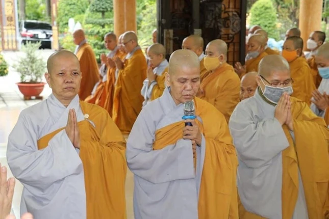 Ni sư Thích nữ Tường Hạnh, Trưởng Phân ban Ni giới huyện cầu Đại Tăng giáo giới đến chư Ni Ni sư Thích nữ Tường Hạnh, Trưởng Phân ban Ni giới huyện cầu Đại Tăng giáo giới đến chư Ni