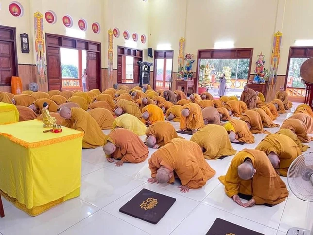 Ngũ thể đầu địa, tâm thành kính và chí thành Ngũ thể đầu địa, tâm thành kính và chí thành