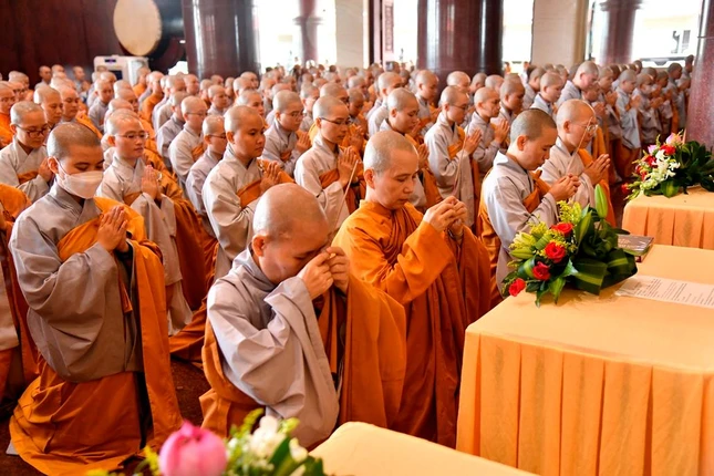 Hướng về Phật, nguyện được an lành và thảnh thơi trong lòng từ bi và trí tuệ của Người