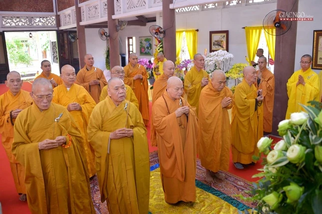 Hòa thượng Thích Thiện Nhơn cùng chư tôn đức Ban Thường trực Hội đồng Trị sự GHPGVN thành kính dâng hương tưởng niệm