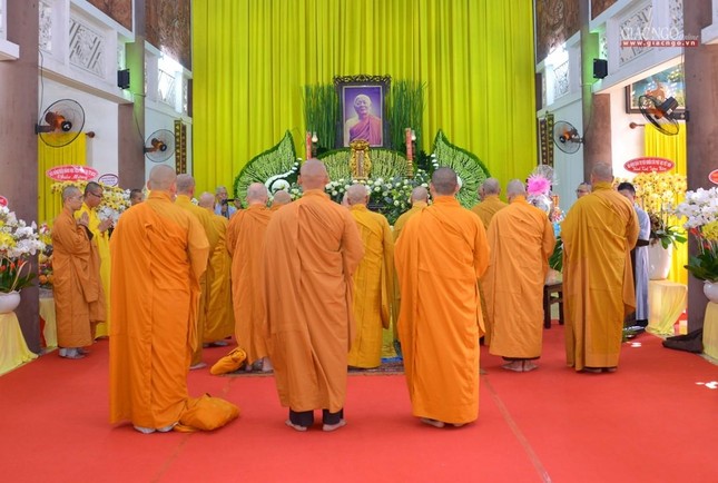 Chư tôn đức tựu lập trang nghiêm trước giác linh đài để thành tâm tưởng niệm Chư tôn đức tựu lập trang nghiêm trước giác linh đài để thành tâm tưởng niệm