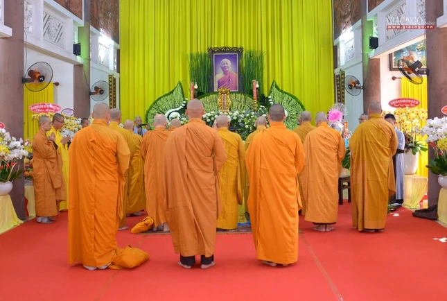 Chư tôn đức tựu lập trang nghiêm trước giác linh đài để thành tâm tưởng niệm