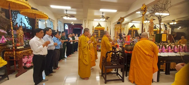 Chư tôn đức và lãnh đạo chính quyền niệm hương cầu nguyện