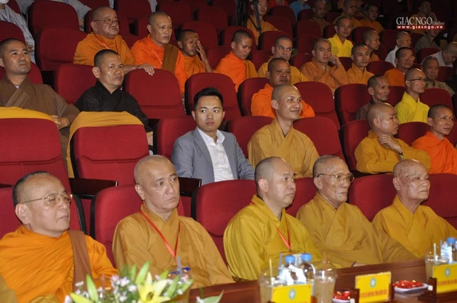 Chư tôn đức Ban Chứng minh và Ban Tổ chức lắng nghe các văn kiện đại hội