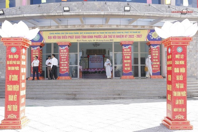 Trụ đèn hoa sen được trang trí ở tiền sảnh hội trường