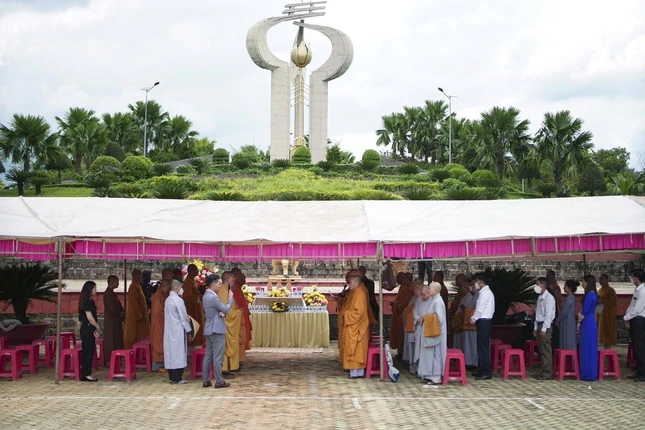 Dâng hương tưởng niệm tại Nghĩa trang Liệt sĩ tỉnh Bình Phước - Ảnh: CTV