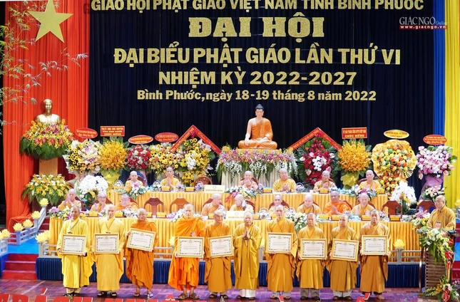 Hòa thượng Thích Thiện Pháp tặng Bằng tuyên dương công đức đến Ban Trị sự Phật giáo tỉnh