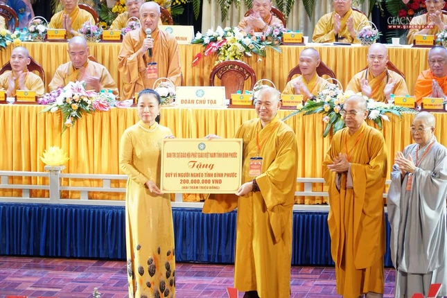 Ban Trị sự Phật giáo trao tiền quỹ vì người nghèo đến Ủy ban MTTQVN tỉnh