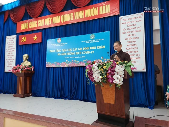 Thượng tọa Thích Chiếu Thiền chia sẻ trong buổi trao quà