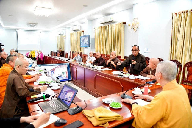 Chư tôn đức thảo luận để thống nhất các nội dung tại phiên họp