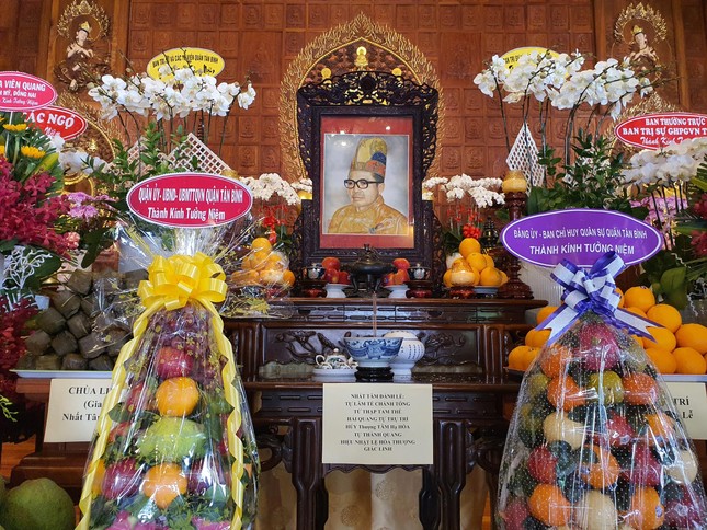 Hương án Hòa thượng Thích Nhật Lệ được tôn trí tại chánh điện chùa Hải Quang