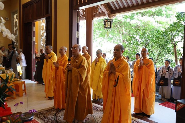 Thượng tọa Thích Đạt Đức, trụ trì chùa Hải Quang và môn đồ dâng lời tác bạch cúng dường