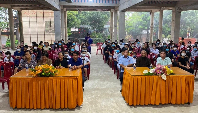 Chư tôn đức và lãnh đạo Hội Khuyến học huyện và lãnh đạo chính quyền tham dự Chư tôn đức và lãnh đạo Hội Khuyến học huyện và lãnh đạo chính quyền tham dự