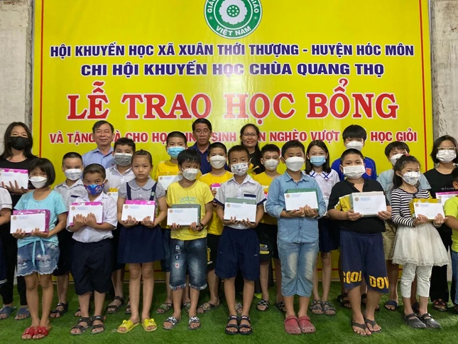 Học sinh các cấp nhận quà khuyến học của Chi hội Khuyến học chùa Quang Thọ Học sinh các cấp nhận quà khuyến học của Chi hội Khuyến học chùa Quang Thọ