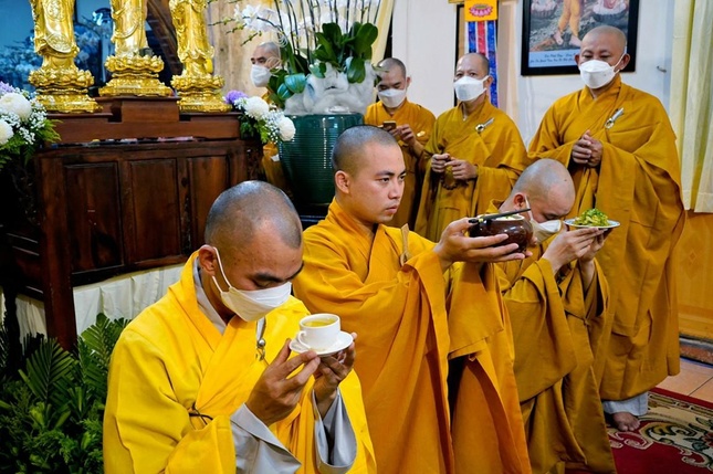 Môn nhân pháp quyến dâng phạn và trà cúng dường ân sư