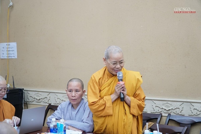 Ni sư Trí Liên đại diện Trung tâm phiên dịch Phật học Anh - Việt báo cáo