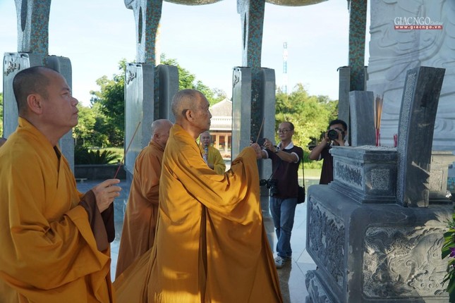 Hòa thượng Thích Thiện Thành dẫn đầu phái đoàn Phật giáo tỉnh thắp hương tại Đài tưởng niệm Liệt sĩ tỉnh Quảng Nam