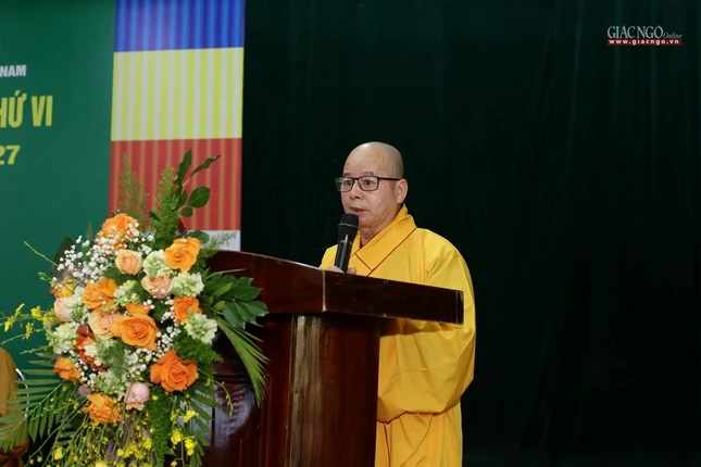 Thượng tọa Thích Viên Trừng trình bày dự thảo báo cáo tổng kết và phương hướng hoạt động