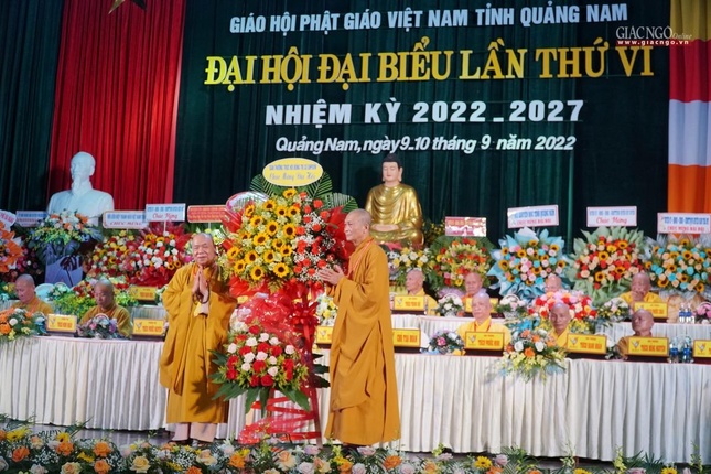 Lãnh đạo Hội đồng Trị sự tặng hoa chúc mừng