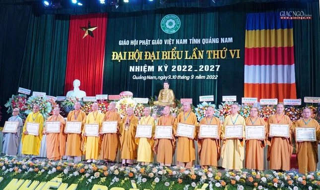 Hội đồng Tri sự tặng Bằng tuyên dương công đức ghi nhận những thành tựu Phật sự