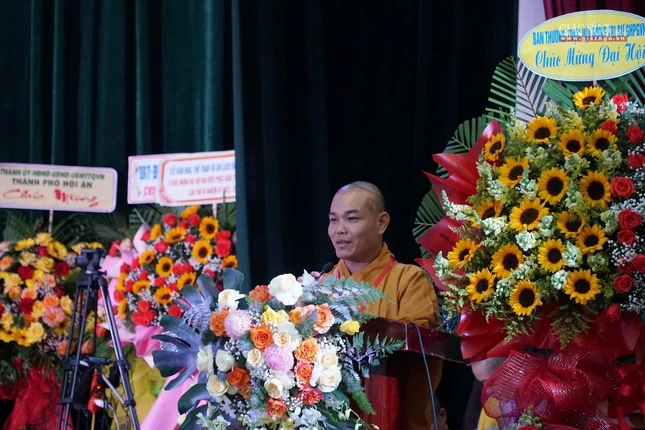 Đại đức Thích Viên Quán, Phó Thư ký kiêm Chánh Văn phòng thông qua dự thảo Nghị quyết Đại hội Phật giáo tỉnh nhiệm kỳ 2022-2027