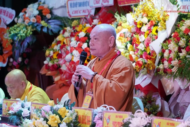 Hòa thượng Thích Thiện Nhơn lấy ý kiến biểu quyết nhân sự và phát biểu chỉ đạo Đại hội
