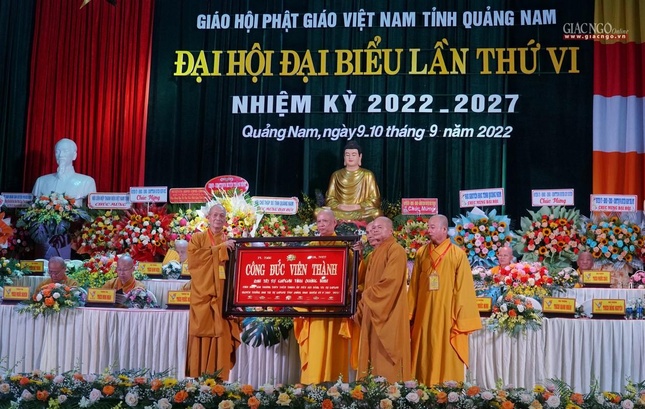 Hòa thượng Thích Phước Minh, tân Trưởng ban Trị sự tặng khánh vàng tri ân đến Hòa thượng Thích Thiện Thành, vị Trưởng ban Trị sự tiền nhiệm