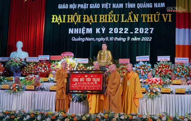 Hòa thượng Thích Phước Minh, tân Trưởng ban Trị sự tặng khánh vàng tri ân đến Hòa thượng Thích Thiện Thành, vị Trưởng ban Trị sự tiền nhiệm