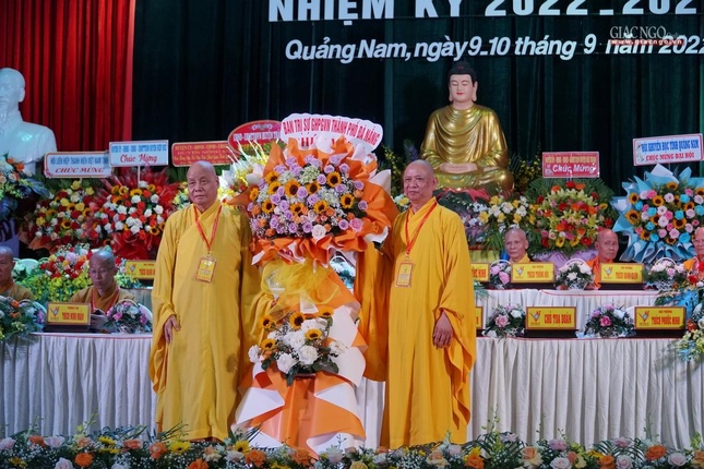 Hòa thượng Thích Thiện Toàn, Trưởng ban Trị sự Phật giáo TP.Đà Nẵng tặng hoa chúc mừng