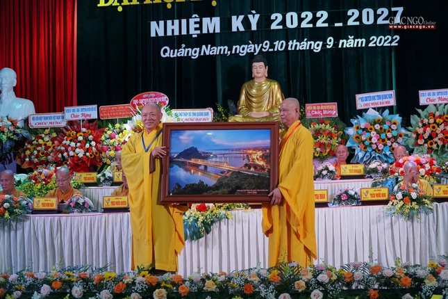 Thượng tọa Thích Tâm Định, Phó Trưởng ban Thường trực Phật giáo tỉnh Thanh Hóa kết nghĩa tặng quà chúc mừng đến Hòa thượng Thích Phước Minh