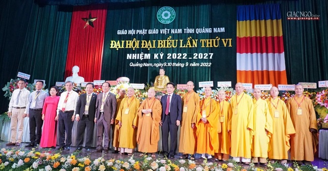 Lãnh đạo Hội đồng Trị sự và tân Ban Trị sự Phật giáo tỉnh chụp hình lưu niệm cùng lãnh đạo chính quyền các cấp