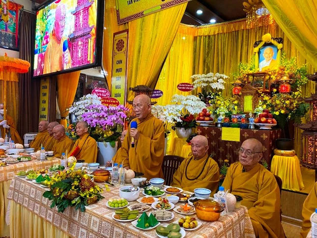 Trưởng lão Hòa thượng Thích Như Niệm ban đạo từ và sách tấn môn nhân đệ tử