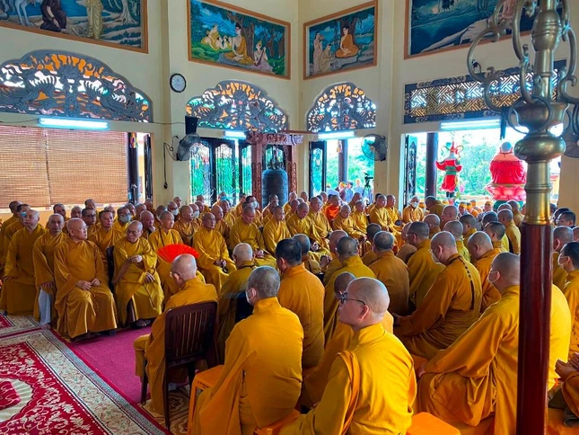 Chư tôn đức Tăng quang lâm chứng minh lễ tưởng niệm