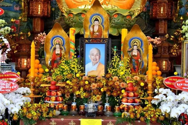 Giác linh đài Ni trưởng được tôn trí tại chánh điện Quan Âm tu viện