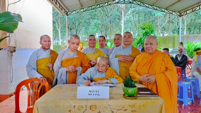 Ni trưởng Thích nữ Nhựt Khương và chư Ni ghi sổ tang