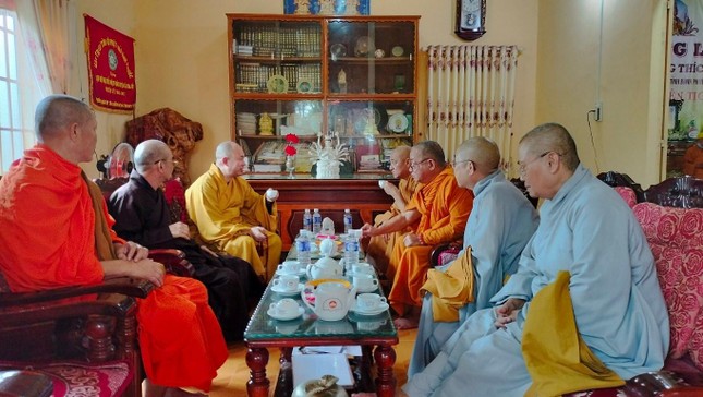 Thượng tọa Trưởng ban Trị sự GHPGVN tỉnh gặp gỡ và trao đổi công tác tổ chức tang lễ