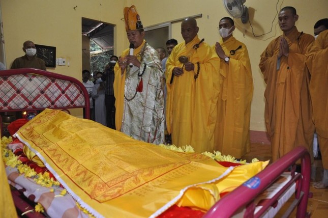 Chư tôn đức Ban Nghi lễ tuyên pháp ngữ thỉnh nhục thể nhập quan