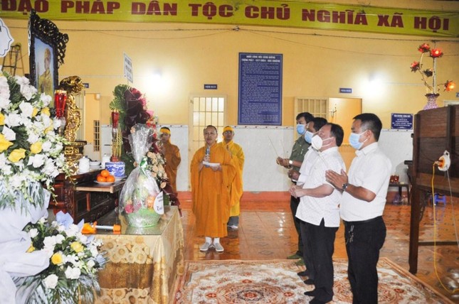 Ban Công tác Tôn giáo huyện Bù Gia Mập viếng tang