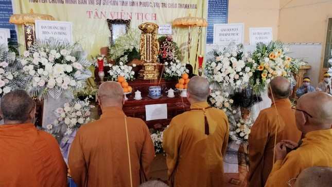 Chư tôn đức dâng hương nguyện cầu Giác linh cố Hòa thượng cao đăng Phật quốc