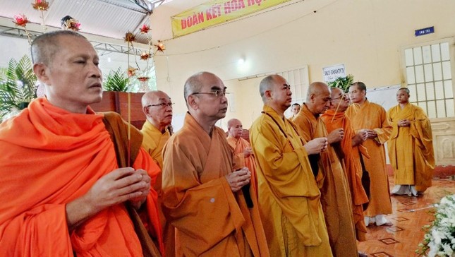 Phái đoàn Ban Trị sự và Văn Phòng II Trung ương GHPGVN viếng tang