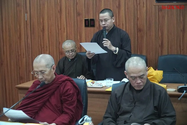 Thượng tọa Thích Hạnh Văn đọc báo cáo Thượng tọa Thích Hạnh Văn đọc báo cáo