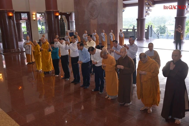 Lễ Phật tại chánh điện chùa Thanh Tâm (Phật Cô Đơn)