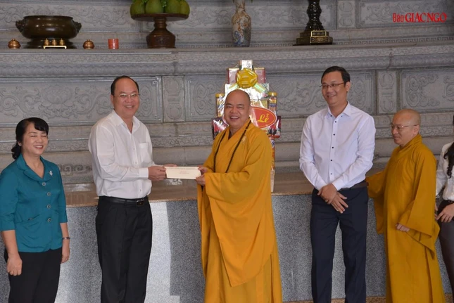 Phó Bí thư Thành ủy TP.HCM trao tịnh tài ủng hộ chùa Thanh Tâm