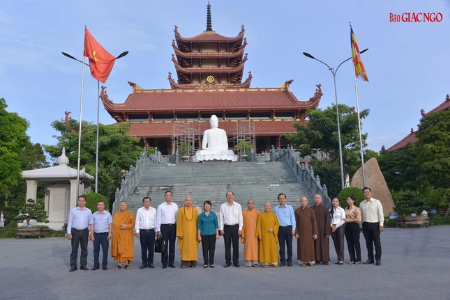 Chụp hình lưu niệm trước chánh điện chùa Thanh Tâm - nơi sẽ diễn ra Đại lễ tưởng niệm Thánh Tổ Ni Kiều Đàm Di năm 2022 do Phân ban Ni giới TP.HCM tổ chức